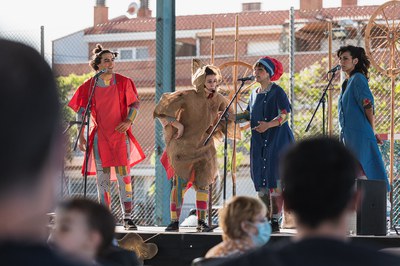 El Sidral ha presentat l’espectacle ‘JugaJoglars’ a la pista poliesportiva de la partida de Llívia.