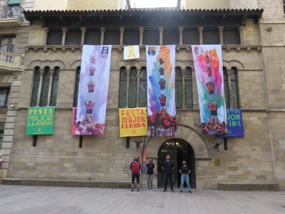 Els Castellers de Lleida han simbolitzat la diada de Festa Major que enguany no podrà celebrar-se amb unes pancartes al·legòriques a la Paeria.