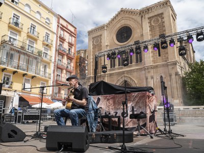 A la plaça de Sant Joan, el cantautor lleidatà Àngel Andreu.