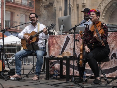 Joan Baró i Núria Garía són Lauzeta, que han actuat avui a les festes de Maig de la ciutat.