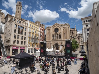 Lauzeta, a la plaça de Sant Joan, amb la seva música folk.