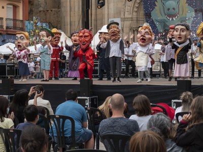 Els Capgrossos han sortit a l'escenari per donar la benvinguda al patró de la Festa.