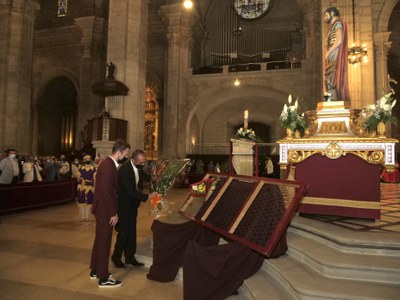 El paer en cap i el regidor de Festes han fet l'ofrena floral a l'interior de la Catedral.