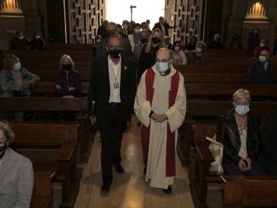 El president del Capitol de la Catedral, Gerard Soler, ha rebut el paer en cap i la corporació municipal a l'entrada del temple, com és tradició.