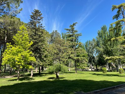 El personal del CET s'encarrega de la jardineria del parc de les Basses.