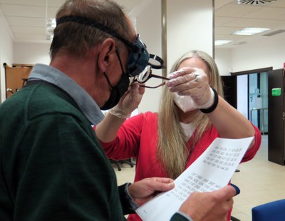 En la visita a la nova aula de rehabilitació visual de l'ONCE, l'alcalde ha experimentat el que sent quan tens dificultats visuals.