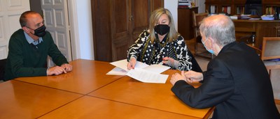 El paer en cap i el bisbe de Lleida han signat la cessió dels terrenys del Mirador de la Seu Vella perquè es pugui tornar a obrir la concessió del bar.