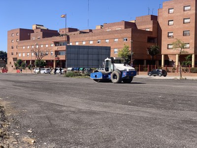 Una màquina treballant en la compactació del material.