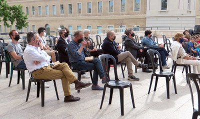 L'alcalde, junt amb altres regidors, que han assistit a l'acte benèfic en la plaça del Museu de Lleida.