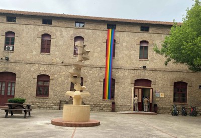 L'Institut Municipal d'Ocupació també llueix la bandera de l'Arc de Sant Martí.