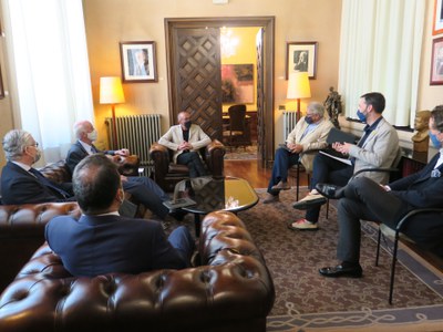 Imatge de la trobada del Paer en cap i el tinent d'alcalde Paco Cerdà amb el president del Grup Mahou San Miguel, José Antonio Mahou Herráiz, el cons….