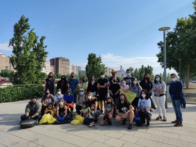 La tinent d'alcalde Jordina Freixanet ha saludat els participants, que s'han fet una foto abans de posar-se a treballar.