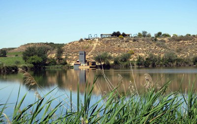 Imatge del Centre d'Interpretació (dalt) i del Centre d'activitats (a baix) des del Pantà de la Clamor.