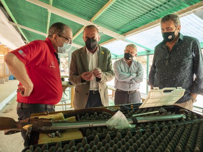 El tirador Josep Triquell ha mostrat una de les seves armes històriques a l'alcalde.