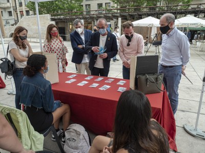 El paer en cap i els regidors han recorregut les diferents parades del mercadet dels Joves Empresaris de Ponent..