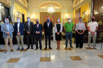 Els representants dels diferents grups municipals han participat també en l'acte al Saló de Plens.