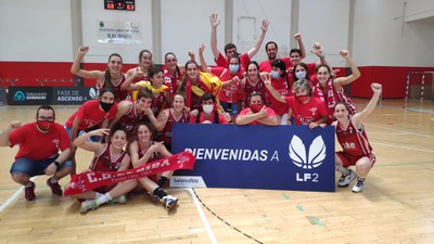 Les jugadores del CB Lleida celebrant l'ascens de categoria en finalitzar el partit.