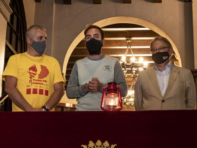 La Flama del Canigó ja ha arribat a la Paeria i a la Seu Vella, des d'on es repartirà per encendre les fogueres d'entitats i barris de la ciutat.