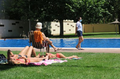 Primer dia de bany a les piscines municipals de Lleida. A la imatge, les de Cappont.