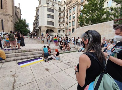 La tinent d'alcalde Sandra Castro escoltant la lectura del manifest.