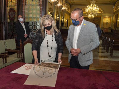 La consellera Violant Cervera ha visitat el Saló del Retaule acompanyada del Paer en Cap, Miquel Pueyo..