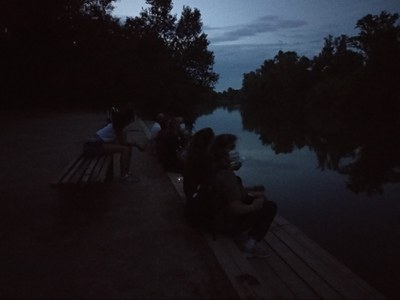 Els i les participants de la visita guiada a la Mitjana d’aquest dissabte 3 van poden observar el canvi del parc entre el dia i la nit..