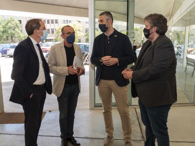 L'alcalde Pueyo conversant amb el subdelegat del Govern a Lleida, José Crespín; el delegat del Govern, Bernat Solé, i el president accidental Consell….