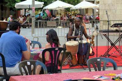 Abans de la projecció del llargmetratge hi ha hagut l'actuació musical d'Alu Spear.