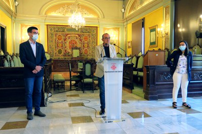 Els tinents d'alcalde Toni Postius i Jordina Freixanet han acompanyat l'alcalde, Miquel Pueyo en la compareixença.