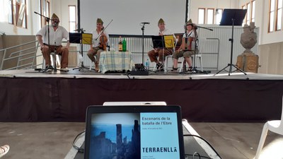 El grup Guerrilla Folk ha posat la nota musical de l'acte.