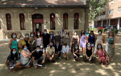 Foto de família dels alumnes amb l'equip directiu i docent dels cursos.