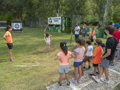 El regidor d'Esports ha visitat el Camp de Tir amb Arc de Pardinyes, on ha pogut veure de primera mà com els infants aprenen aquest esport..