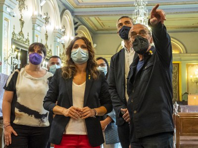 La consellera contempla el Retaule de la Verge dels Paers..