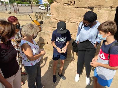 La regidora Mariama Sall ha vistiat el Camp de Treball que la Fundació Verge Blanca està fent aquests dies al Castell templer de Gardeny.