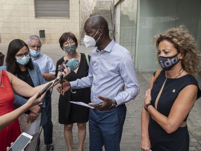 Ibrahima Bao, president de l'Associació de Senegalesos, en l'atenció als mitjans de comunicació..