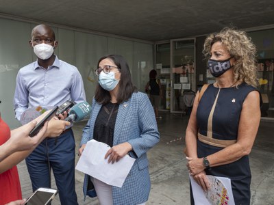 L'alcaldessa accidental, Jordina Freixanet, explica el projecte als mitjans de comunicació..