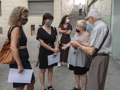 Les regidores Pifarré i Gispert, amb representants de les entitats del Centre Històric..