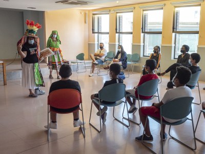 Jordina Freixanet, Sandra Castro i Marýama Sall han presenciat la representació d'un dels contes a l'activitat del Secà de Sant Pere..