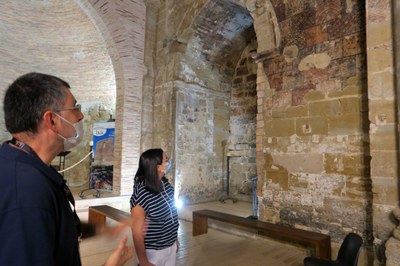 L'alcaldessa accidental, Jordina Freixanet, contemplant les pintures murals de l'Església de Santa Maria de Gardeny.