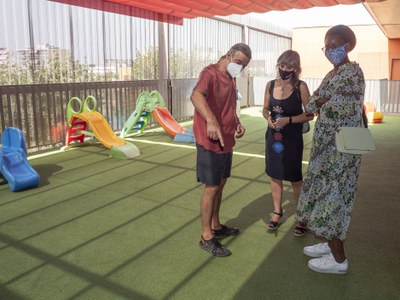 L'alcaldessa L’alcaldessa accidental, Sandra Castro, i la regidora Mariama Sall han visitat la Ludoteca de Bordeta.