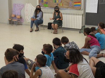 Els nois i noies que participen en les estades d'Estiu de Joc a l’escola Països Catalans han conegut la figura de la Defensora dels Drets dels Infants.