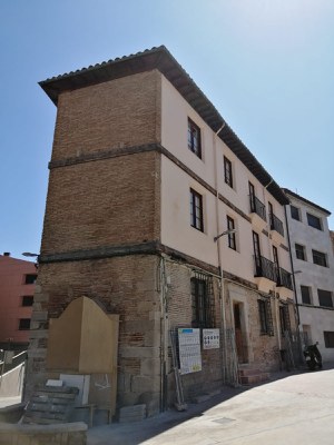 Façana de l'immoble, a la plaça de Sant Llorenç.