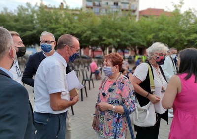 L'alcalde, Miquel Pueyo, conversant amb la pregonera de la festa major de Balàfia, la presidenta de l’Assoc. Fundació Aremi, Maria Mercè Batlle.