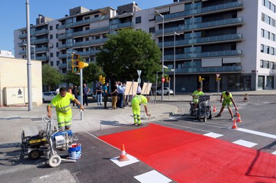 Operaris treballant aquest matí en tasques de pintura de la senyalització horitzontal.