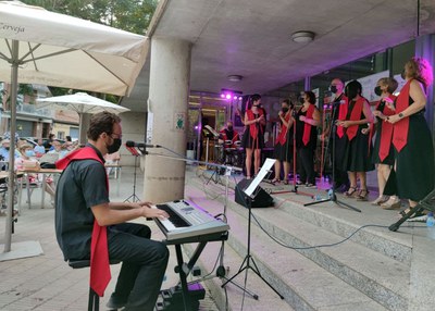 Recital de la coral Som Gospel Lleida, davant de Centre Cívic de Balàfia.