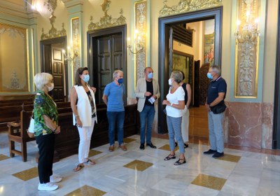 L'alcalde, Miquel Pueyo, ha rebut a la Paeria el president de Creu Roja Espanya, Javier Senent.