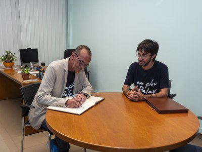 El paer en cap, Miquel Pueyo, ha signat en el Llibre d'Honor del Palau d'Anglesola.