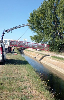 Instal·lació de les estructures cedies per la Paeria a la tercera Sèquia Principal del Canal d'Urgell al Palau d'Anglesola.