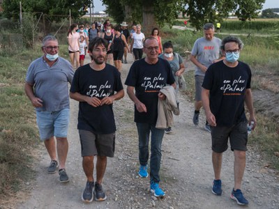 L’alcalde de Lleida, Miquel Pueyo, i l’alcalde del Palau d'Anglesola, Francesc Balcells, en la caminada per estrenar el nou pas sobre el Canal d'Urge….