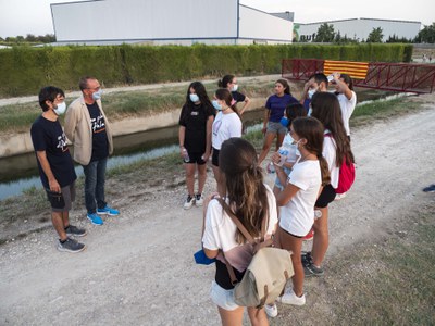 L'alcalde Pueyo, saludant els i les joves de Fet a JOVA que han participat en la col·locació de la passarel·la cedida per la Paeria.